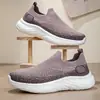 Casal 2026 Primavera/Verão Flyknit Respirável Leve Tênis Esportivo Solado Macio Slip-on Sapatos Preguiçosos Unissex Sapatos de Malha
