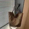 Bolsa de Lona Estampa de Leopardo Feminina Outono 2026 Novo Estilo Tendência Fashionável Estilo College Bolsa Tote Casual Grande Capacidade Bolsa de Tecido