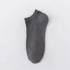 Calcetines de barco finos para hombre de primavera y verano, absorbentes de sudor, resistentes al olor, de color liso, deportivos, invisibles, cortos, calcetines de barco versátiles de color blanco puro
