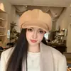 Gorra Octogonal Negra Retro Británica de Retazos de Gamuza para Mujer, Nueva Moda Otoño/Invierno 2026, Gorra de Artista Adelgazante