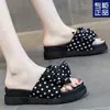 Celebridad de Internet Lleva Falda y Sandalias, Estilo Hada Salida de Verano, Lazo de Lunares, Sandalias Elevadoras para Playa y Medias Pantunflas