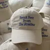 Essencial para Todas as Estações! Boné de Baseball Doce Off-White com Bordado Azul Inglês para Mulheres, Novo Moda 2025 Boné Duckbill