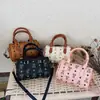Bolso Boston cilíndrico nuevo y moderno con estampado vintage para mujer, bolso cruzado de oso de diseño nicho