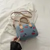 2026 Nuevo Bolso Boston de Mezclilla con Estampado de Cerezas Bolso de Mano Retro con Bloques de Color Bolso Cruzado tipo Almohada Versátil Bolso para Mujer