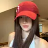 Gorra de béisbol roja de alta calidad para mujer, cabeza grande, estilo urbano moderno, gorra de visera ancha con letras que hace que la cara se vea más clara