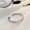 Pulseira personalizada transfronteiriça europeia e americana, cor dourada, toque de alta qualidade, design de nicho, pulseira irregular para mulheres, estilo de luxo leve, multicamadas simples