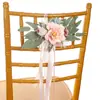 Decoração de cadeira com encosto para evento ao ar livre estilo ocidental Decoração de cadeira com flor flor amarrada flor artificial flor artificial festa de casamento plástico flor de seda