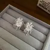 Pendientes de Aguja Plateada con Metal Cepillado Redondo Incrustado de Diamantes, Estilo Minimalista, Pendientes Versátiles de Moda Única, Pendientes de Lujo Ligero de Gama Alta