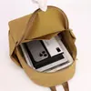 Mochila leve e compacta para homens e mulheres, com design simples, múltiplos compartimentos e adequada para estudantes universitários, atividades ao ar livre e o trajeto diário.
