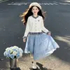 Conjunto de saia para meninas 2026 novo estilo, apresentando um top de tricô falso duas peças e uma saia plissada, perfeito para primavera e outono, com um estilo preppy e colegial