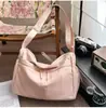 Bolsa de Ombro de Tecido de Nylon Nova Tendência Verão 2026 para Mulheres, Grande Capacidade, Bolsa Transversal Esportiva Leve, Bolsa Tote Versátil