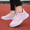 Zapatos de mujer primavera, otoño e invierno 2022 zapatilla deportiva transfronteriza ligeros talla grande zapatos de mujer estudiante cuero color liso casual zapatos de mujer
