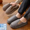 Nuevas Zapatillas de Algodón para Hombre Invierno 2026 para Casa Interior Antideslizantes Cálidas Zapatos de Algodón Más Terciopelo Suela Gruesa Talla Grande Zapatos de Algodón