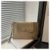 Bolsa Feminina Vintage com Tachas Tendência 2026 Grande Capacidade Personalizada Novo Estilo Elegante e Estilosa Carteira Envelope Bolsa Feminina
