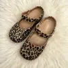 Sapatos de Dança de Ballet 2026 Primavera Novo Estilo Slip-On Vazados Estampa de Leopardo Tamancos Sapatos Preguiçosos 2026 Novos Sapatos de Sola Grossa