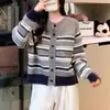 Cardigan de Tricô Listrado Color-Block Retrô Gola Redonda 2026 Outono/Inverno Novo Manga Longa Emagrecedor Suéter Casaco Feminino Top Tendência
