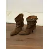 Coleção nova outono/inverno em couro macio: botas de tornozelo com fivela quadrada, botas de cano médio justas e botas curtas estilosas