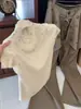 Top de punto estilo francés para mujer, con muchas perlas, cuello semi-alto y manga corta, perfecto para principios de otoño, con un diseño sofisticado y un aspecto único y hermoso