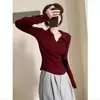 Camisa base de tricô cinza escuro com gola polo para mulheres, adequada para usar em camadas sob um casaco, top estiloso slim-fit com decote V, outono de 2026