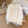 Roupa moderna para primavera e outono para meninas: um colete de urso de desenho animado fofo, uma camisa com gola de boneca e calças casuais xadrez de perna larga
