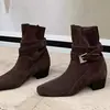 Nueva Colección Otoño/Invierno 2026: Botines Elegantes y con Estilo para Mujer con Tacón Grueso, Punta Cuadrada, Detalle de Hebilla y Diseño Plisado