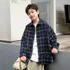 Camisa xadrez de algodão puro para meninos, leve para o outono, novo estilo outono 2026, design de gola redonda com panda, camisa versátil estilo coreano para crianças mais velhas, moderna
