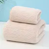 Toallas de baño de vellón de coral transfronterizas al por mayor, rayadas, gruesas, absorbentes, de secado rápido, extragrandes, con rayas finas, Clase A, toallas suaves lavables para parejas.