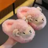 Pantuflas de algodón de invierno para niños y niñas, cálidas y afelpadas, diseño lindo de ovejita, adecuadas para uso en casa, a juego padre-hijo, zapatos de algodón para bebé con talón cerrado