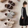 Sapatos de couro infantis 2026 Outono Novo Estilo Sapatinhos de Princesa com Laço de Pérola para Meninas Crianças Raso Mocassins Modernos