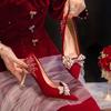 Zapatos de tacón alto puntiagudos para mujer, tacón grueso, novedad de 2023, con boca poco profunda de perla de una sola capa, zapatos de novia rojos para vestido de novia Xiuhe