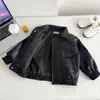 Chaqueta de cuero retro para niño con cuello de pelo, forro polar y engrosada, nueva y elegante chaqueta cálida de 2026, chaqueta de otoño