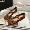 Sapatos baixos casuais da moda para mulheres, novos sapatos Mary Jane de camurça para aumentar a altura, sapatos retrô com fivela para o trabalho, verão 2026