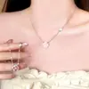 Collar Colgante de Trébol de Cuatro Hojas con Diamantes Incrustados, Estilo Moda, Temperamento Elegante, Personalidad Super Hada, Estilo Diseñador para Mujer, Collar de Celebridad de Internet, Versátil
