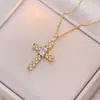 Colar Feminino Colorido Zircônia Joias Design de Nicho Pingente Cruz Completo em Diamante Colar Corrente de Clavícula em Aço Inoxidável