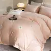 Conjunto de Quatro Peças em Veludo Leite de Alta Densidade, Fresco e Estilo Simples, Capa de Edredom Bordada Espessa de Inverno, Roupa de Cama Quente e Forrada com Lã para Dormir Nu