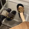 Pantuflas esponjosas, de suela plana, con punta abierta para otoño e invierno, con diseño de estampado de leopardo, estilo versátil, patrones florales de moda y forro de felpa añadido.. Pantuflas de mujer estilo coreano