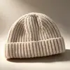 Gorro de punto liso transfronterizo, nuevo estilo otoño/invierno, unisex, adecuado para estudiantes universitarios, gorro versátil de copa redonda, cálido y resistente al frío