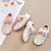 Zapatos de rendimiento para niñas con pedrería, colección primavera 2026, nuevos zapatos planos de malla con lazo para niños, estilo princesa