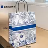 Bolsa de Papel Kraft para Empaque de Postres con Flores Azules Tienda de Pasteles Horneado Empaque para Llevar a Mano Material Impermeable y Ecológico