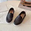 Zapatos infantiles de moda 2026 nuevo modelo cómodos mocasines sin cordones para niños zapatos casuales versátiles de cuero