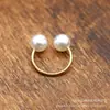 Acero de Titanio Dorado Barra Fina Pendientes de Perla Estilo Japonés y Coreano Clavo de Oreja Simple para Mujer Clavo de Labio de Fondo Plano Pendientes de Perla Distintivos
