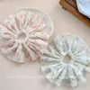 Nuevo Scrunchie Floral Fresco de Primavera 2025 Rosa Dulce Accesorio para el Cabello para Coleta Baja o Chongo para Mujeres