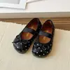 Zapatos de Cuero para Niñas 2026 Otoño Nuevo Estilo Zapatos Planos de Corte Bajo para Bebés Zapatos de Princesa con Lunares y Moño para Niños Pequeños Comercio Exterior