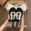 Zapatos casuales populares de estilo retro con diseño hueco, nuevos zapatos de entrenamiento alemanes con cordones para mujer de otoño 2026, zapatos de vestir individuales de moda para mujer