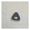 Outono e inverno de 2024 gorro de malha estilo acadêmico simples para crianças etiqueta de tecido grande para meninos e meninas gorro quente de lã pullover frio atacado