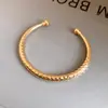 Pulseira Aberta Redonda Metálica Brilhante Europeia e Americana Transfronteiriça, Pulseira da Moda Leve de Luxo de Alta Qualidade, Acessório de Mão Personalizado e Estiloso para Mulheres