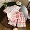 1688 Fuente de Mercancías: Conjunto de Pijama de Dibujos Animados Estilo Coreano para Niños, Lindo Conjunto de Dos Piezas con Pantalones Cortos a Cuadros de Dibujos Animados para Niños Pequeños y Medianos