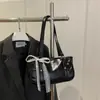 Bolsa de Nicho Francês para Mulheres Nova Transfronteiriça Bolsa Travesseiro com Laço Bolsa de Ombro Único Transversal Bolsa Baguete Portátil Bolsa de Comércio Exterior