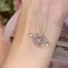 Dulce flecha de Cupido Collar de Amor de Diamante Rosa con una sola línea en Diseño de nicho combinable cadena para la clavícula de lujo ligero