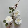 [Material de flor blanca] Arreglo floral de hortensia, rosa, flor de pasto escarchado con decoración de material de hoja de niebla de techo de pasto, flor de simulación para boda